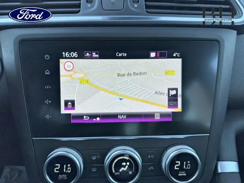 Vue rapprochée de l'écran tactile de navigation et de la console de climatisation du Renault Kadjar noir étoilé, version 2021.