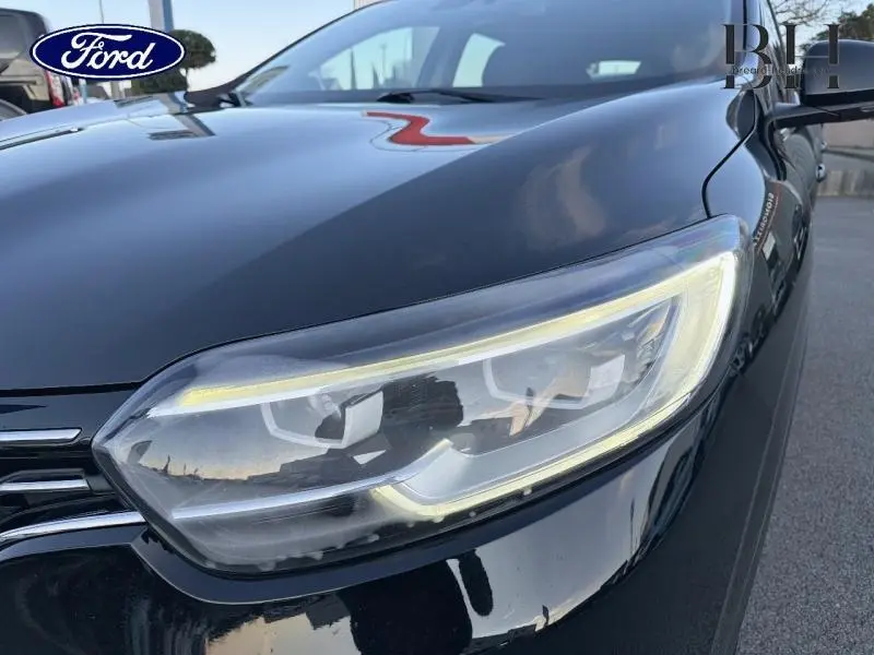 Gros plan sur le phare avant droit du Renault Kadjar noir étoilé, mettant en valeur son design LED moderne.