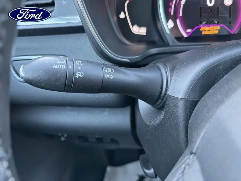 Gros plan sur la commande de phares et clignotants noire dans l'habitacle du Renault Kadjar noir étoilé 2021.