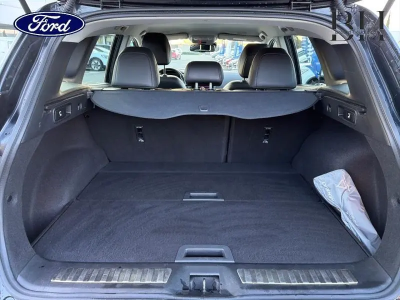 Vue arrière du coffre noir étoilé du Renault Kadjar 1.3 TCe 140ch avec cache-bagages et sièges rabattables.