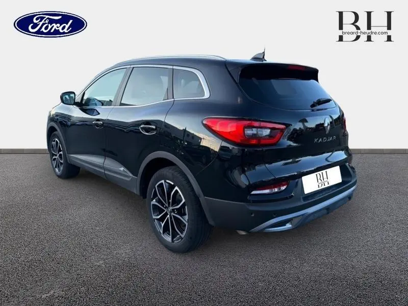 Vue 3/4 arrière droite d'un Renault Kadjar noir étoilé avec jantes alu et vitres teintées.
