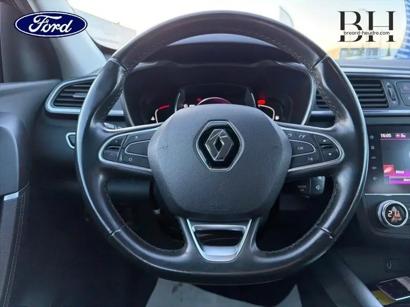 Vue rapprochée du volant cuir noir du Renault Kadjar 1.3 TCe 140ch, avec commandes multifonctions visibles.