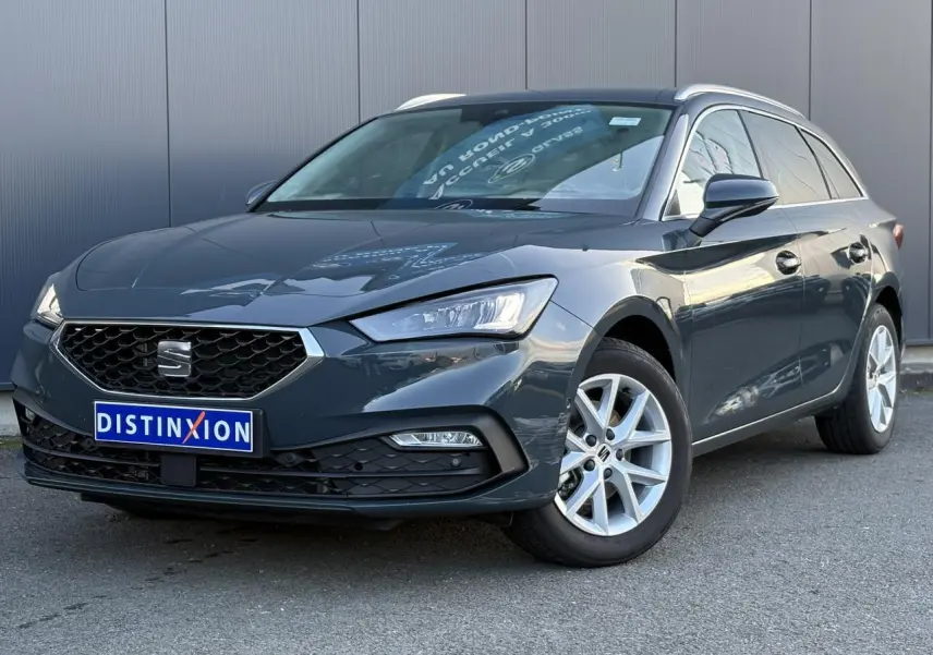 Vue 3/4 avant droite d'une SEAT LEON ST 2.0 TDI 115 Style en bleu Fjord avec jantes alliage 16 pouces.