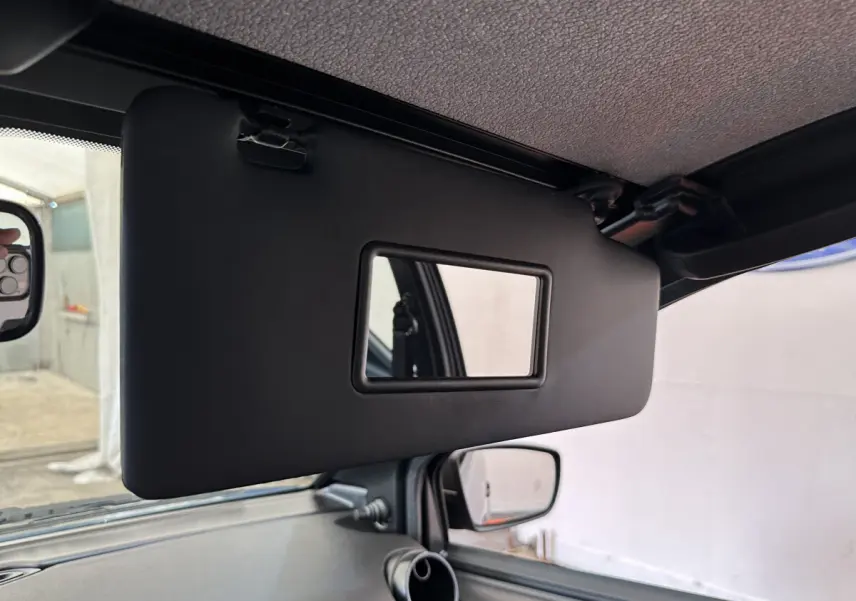 Détail intérieur du pare-soleil côté conducteur avec miroir, sur Aixam Ambition 0.5 City Pack bleu 2026.