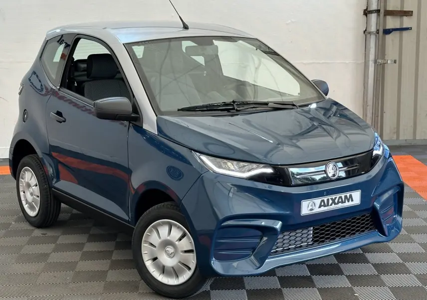 Vue 3/4 avant droite d'une Aixam Ambition 0.5 City Pack bleu avec rétroviseur caméra côté conducteur.