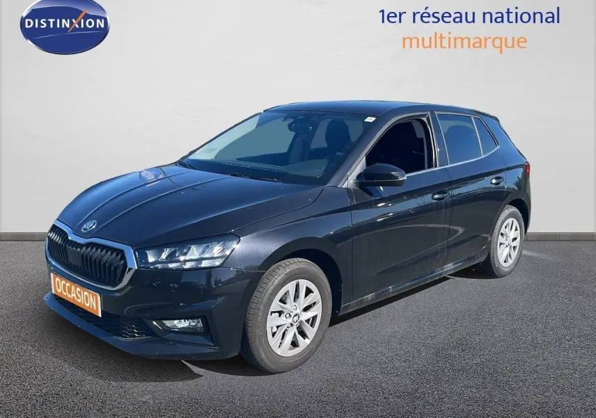 Vue 3/4 avant d'une Skoda Fabia noire métallisée, avec jantes alliage et calandre chromée brillante.