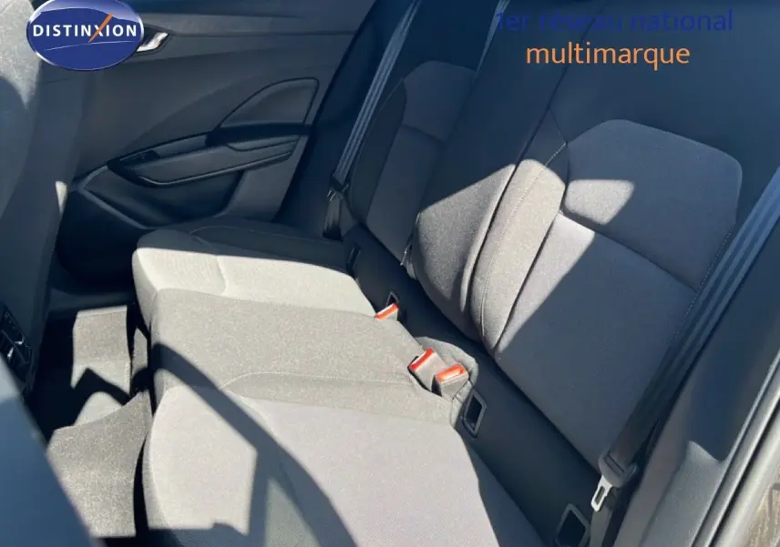 Vue intérieure côté droit des sièges arrière en tissu gris noir d'une Skoda Fabia 2025, version Selection.