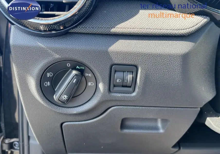Détail du tableau de bord côté gauche avec commande des phares sur Skoda Fabia noir magique métal 2025.