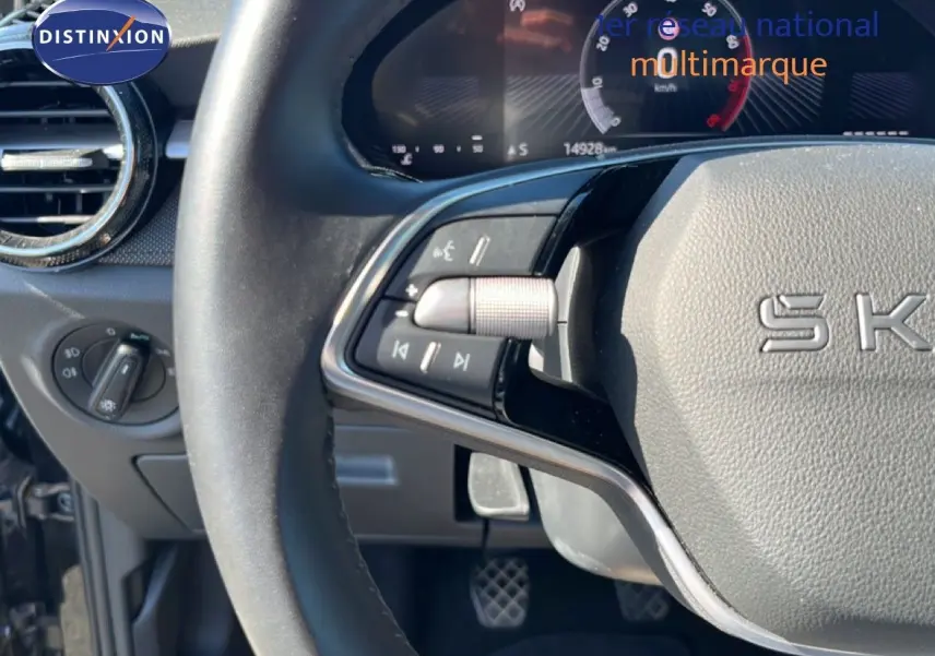 Gros plan sur le volant multifonction et le tableau de bord numérique de la Skoda Fabia 2025 en intérieur.