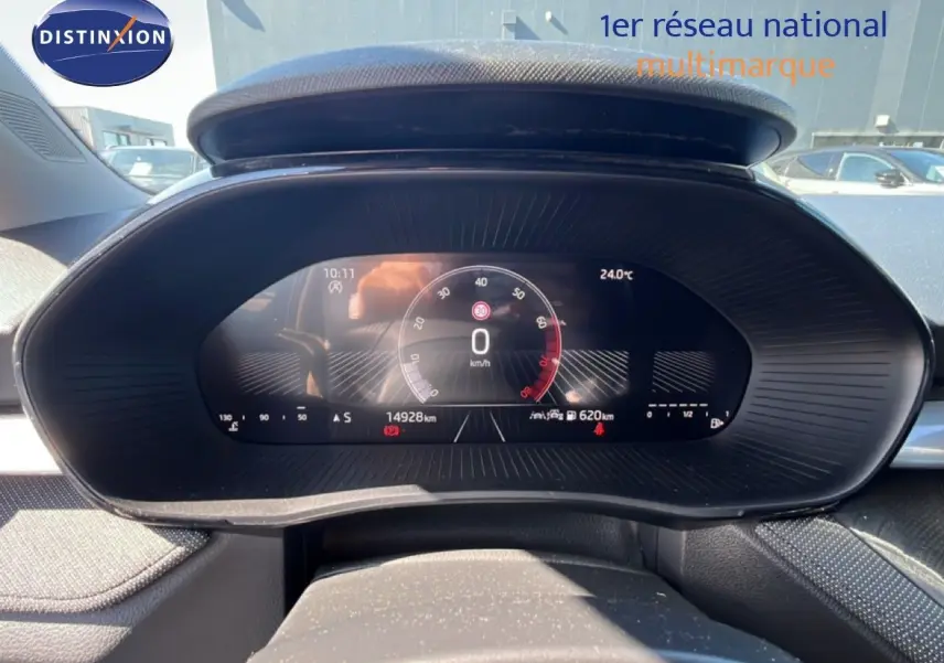 Tableau de bord numérique de la Skoda Fabia 2025, affichage central clair avec compteur de vitesse et informations diverses.