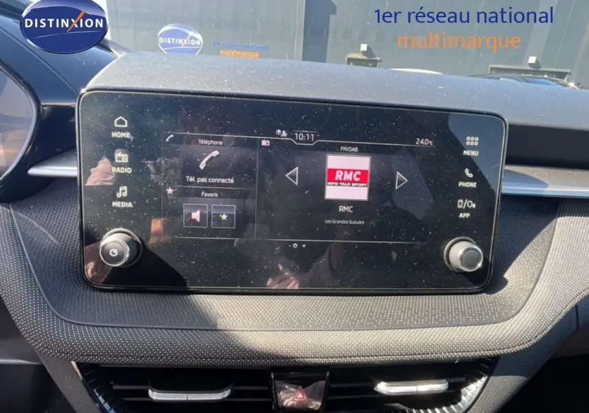 Écran tactile central de la Skoda Fabia 2025 noir magique, affichant la radio RMC dans l’habitacle.