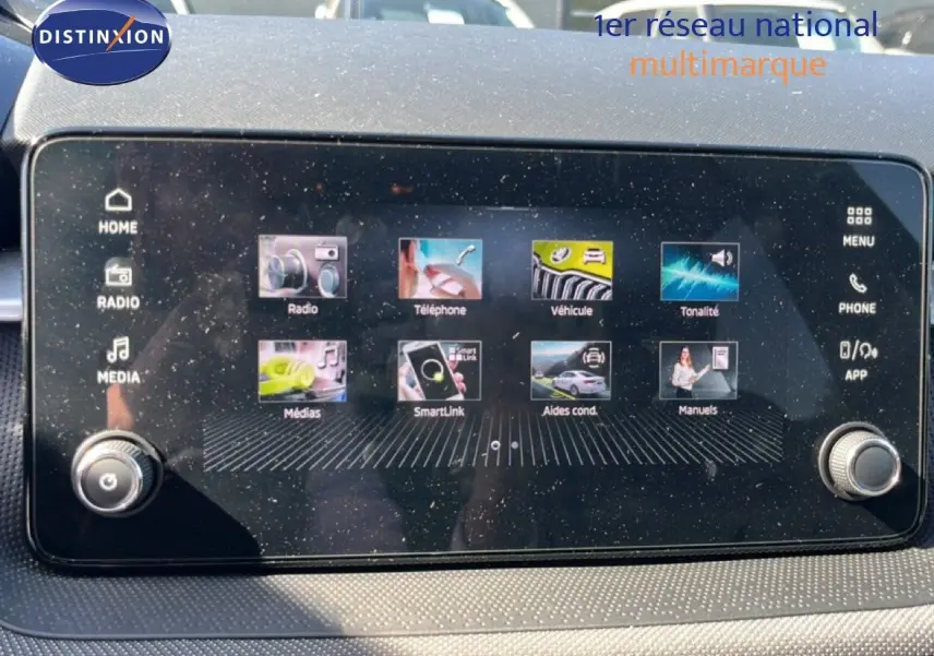 Écran tactile central du tableau de bord de la Skoda Fabia noire, affichant les options multimédia et connectivité.