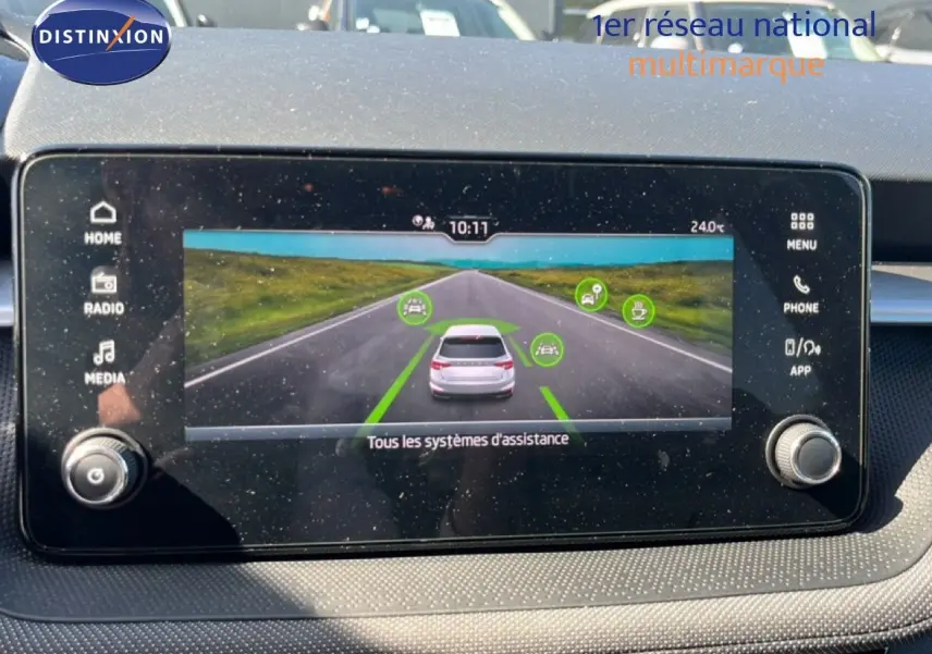 Écran tactile central montrant les systèmes d’assistance de la Skoda Fabia noire, vue intérieure du tableau de bord.