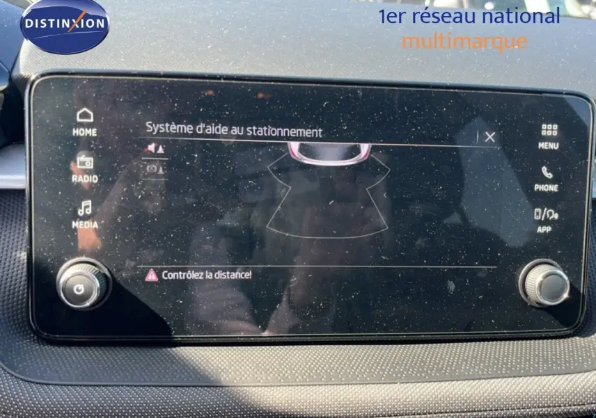 Écran tactile du système d'aide au stationnement dans l'habitacle d'une Skoda Fabia noire, version 2025.