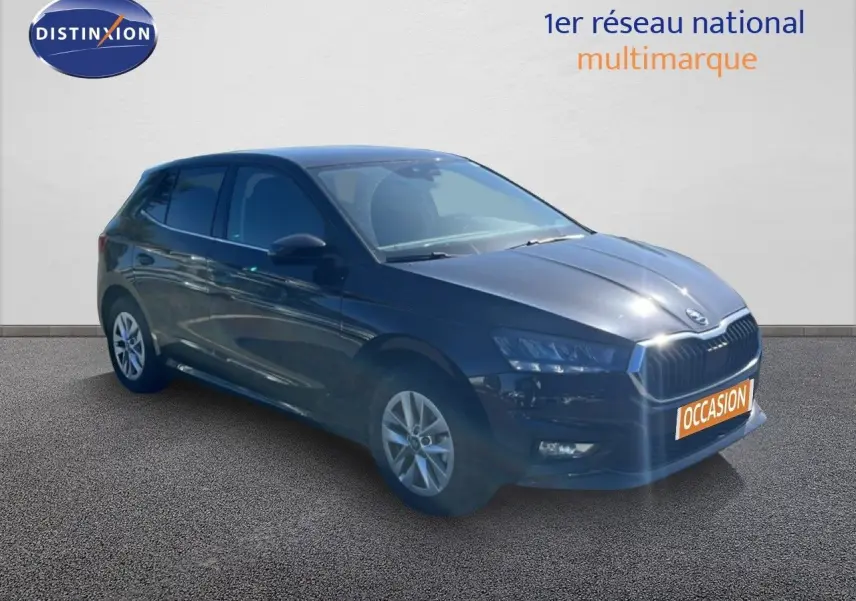 Vue 3/4 avant d’une Skoda Fabia noire métallisée avec jantes alliage et plaque « Occasion » visible.