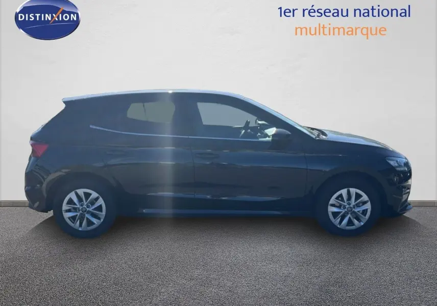 Vue latérale droite d'une Skoda Fabia 2025 noire métallisée, avec jantes alliage et vitres teintées, sur fond neutre.
