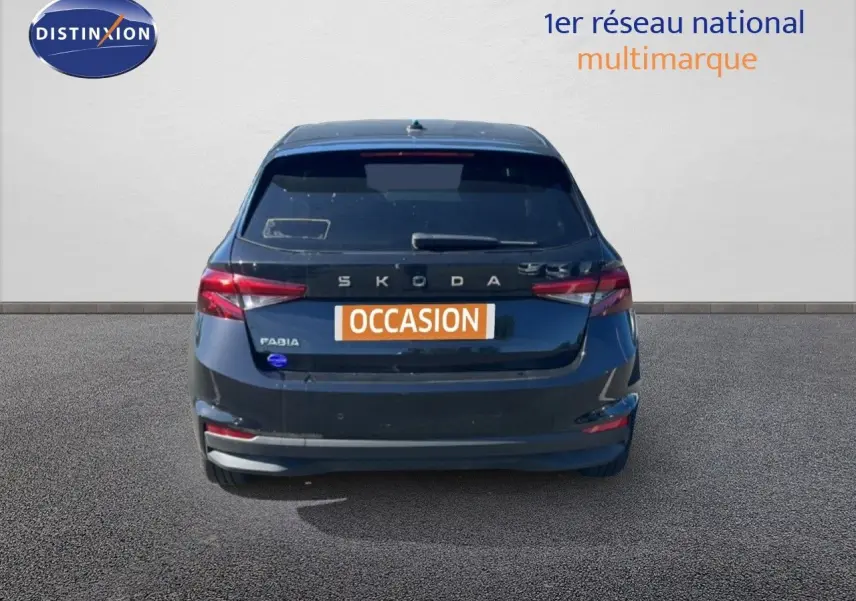 Vue arrière d'une Skoda Fabia noire métal 2025 avec feux arrière LED et plaque "OCCASION" visible.