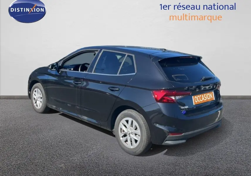 Vue 3/4 arrière droite d'une Skoda Fabia noire métallisée avec jantes alliage et feux arrière LED visibles.