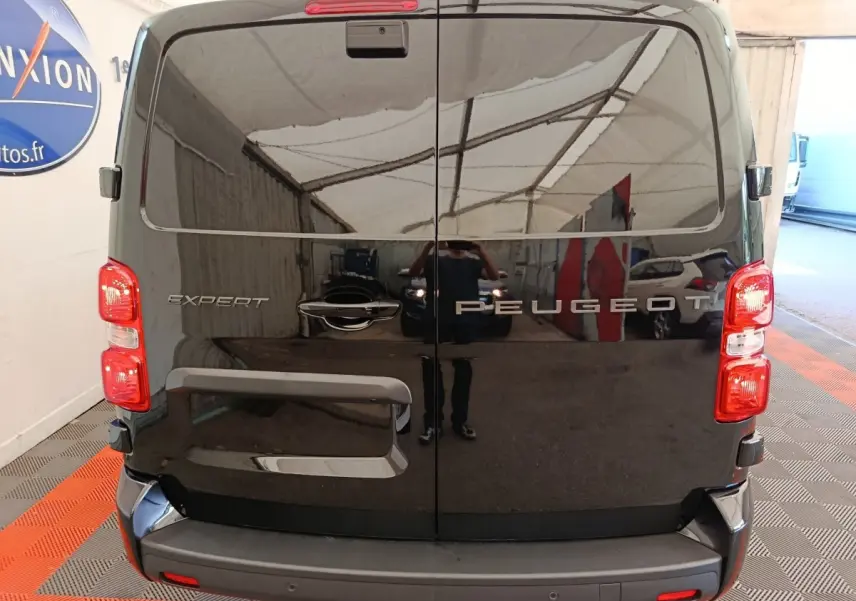 Vue arrière du Peugeot Expert Fourgon XL noir, portes battantes fermées avec logo et feux rouges visibles.
