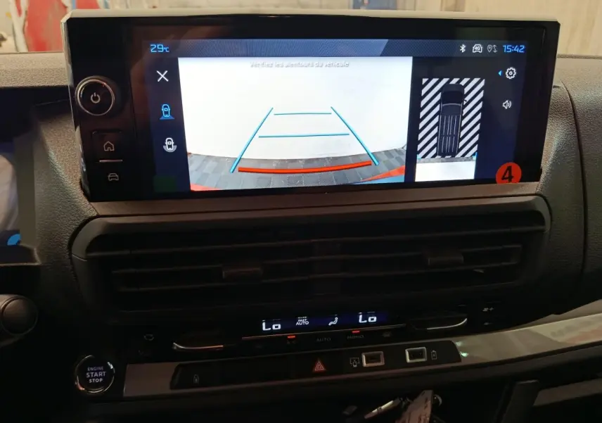 Écran tactile intérieur du Peugeot Expert Fourgon XL noir 2026 montrant la caméra de recul et l'aide au stationnement.