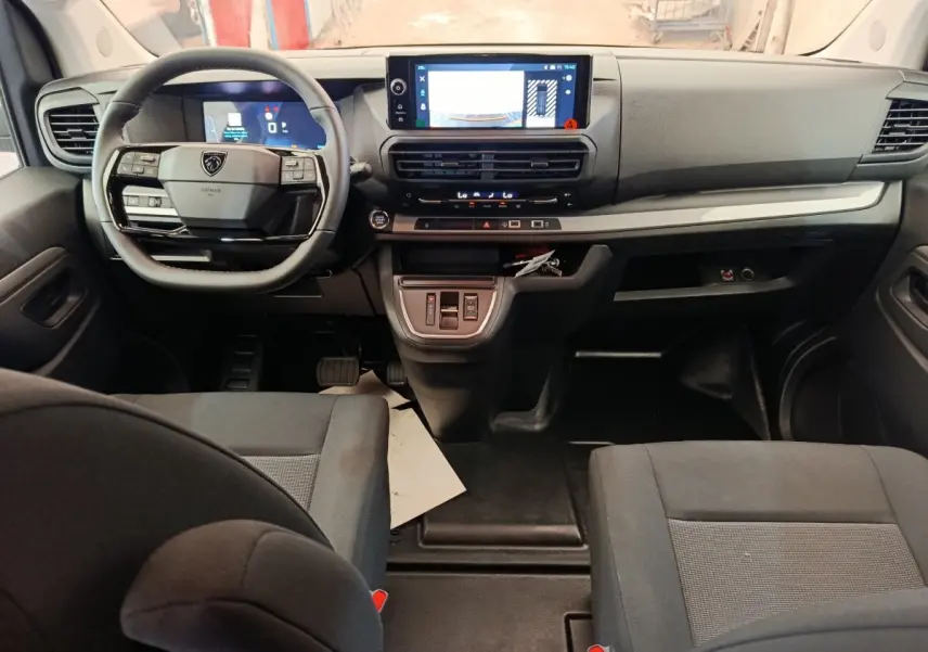 Vue intérieure avant du Peugeot Expert Fourgon XL Diesel 2026, tableau de bord moderne avec écran tactile et volant multifonction noir.