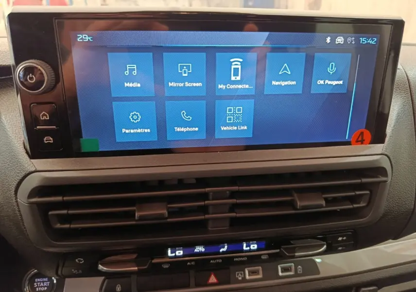 Vue rapprochée de l’écran tactile central du Peugeot Expert Fourgon XL Diesel 2026 avec commandes climatisation en dessous.