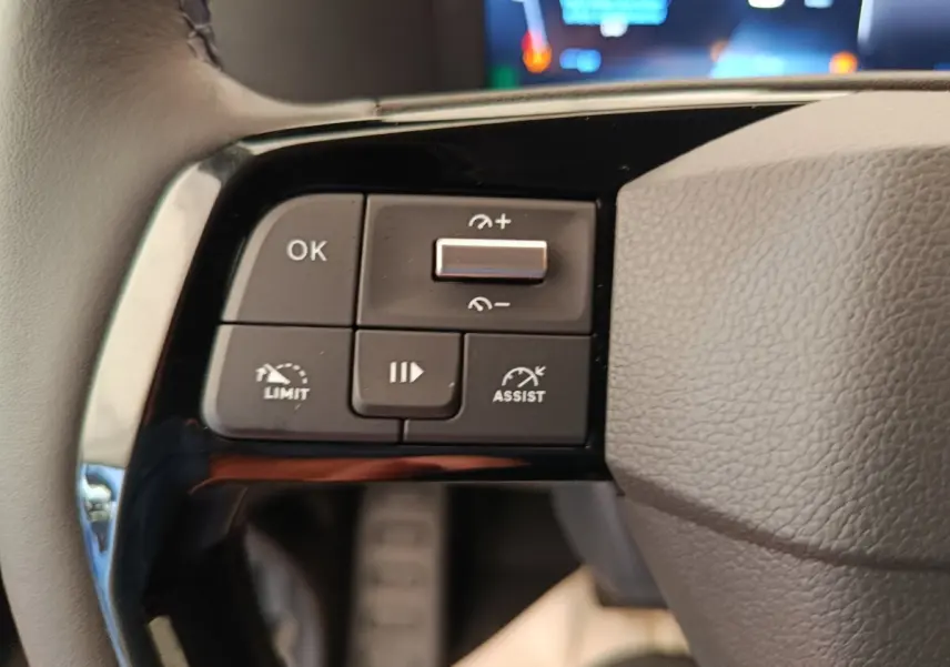 Gros plan sur les commandes de régulateur et limiteur de vitesse au volant du Peugeot Expert Fourgon XL noir, intérieur.
