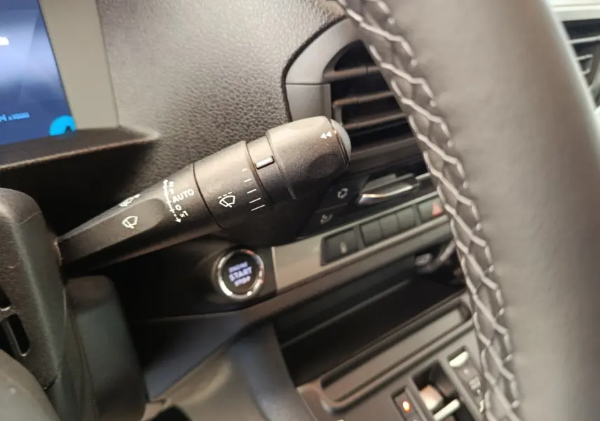 Gros plan sur la commande d’essuie-glace et le bouton start/stop du tableau de bord du Peugeot Expert Fourgon noir.