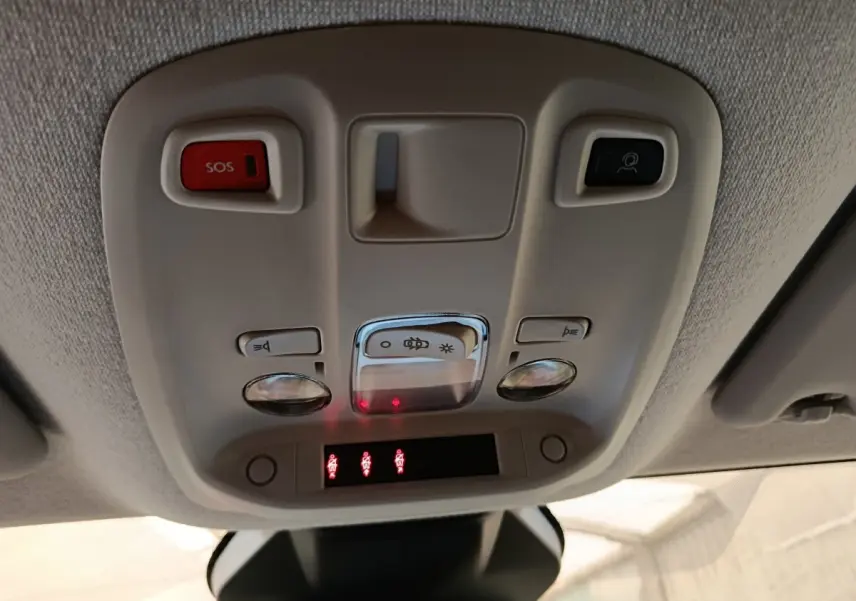 Plafonnier intérieur avec boutons SOS et éclairage, vue du tableau de bord du Peugeot Expert Fourgon noir.