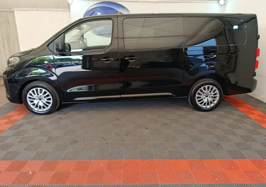 Peugeot Expert Fourgon XL noir vu de profil côté gauche, avec carrosserie lisse et roues alliage.