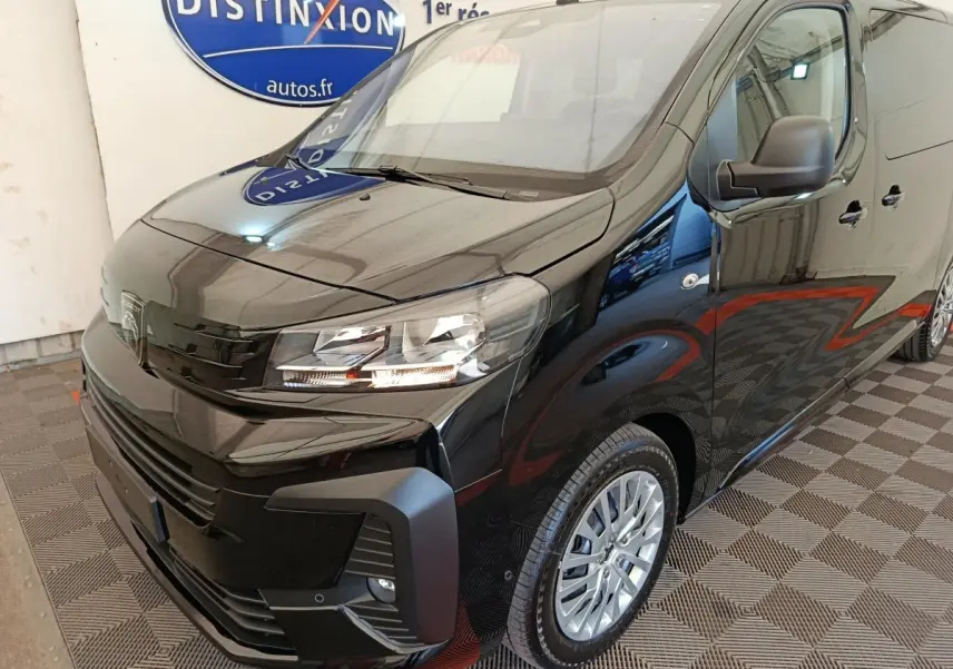Vue 3/4 avant droit du Peugeot Expert Fourgon XL noir, avec phares allumés et jantes argentées visibles.