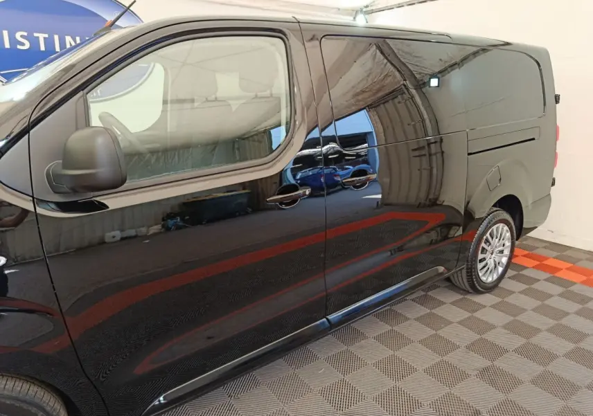Vue de profil côté gauche du Peugeot Expert Fourgon XL noir, mettant en valeur ses portes coulissantes et ses jantes alliage.