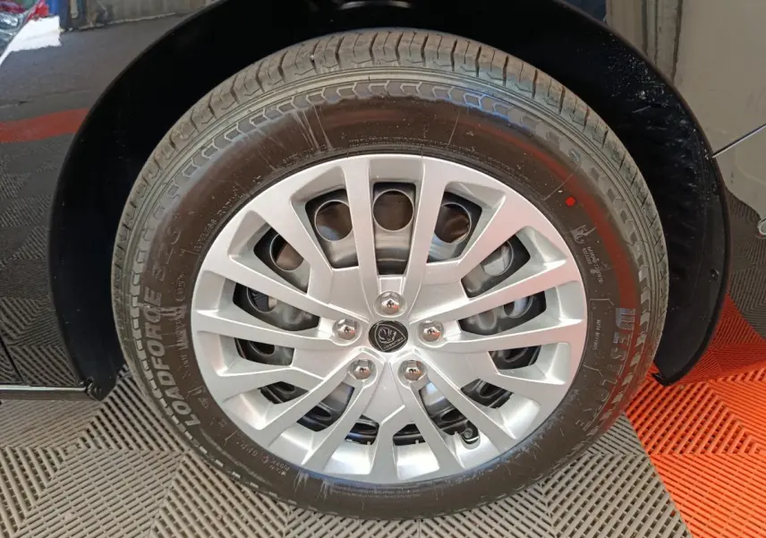 Gros plan sur la roue avant droite noire du Peugeot Expert Fourgon XL Diesel 180 ch avec jante argentée multi-branches.