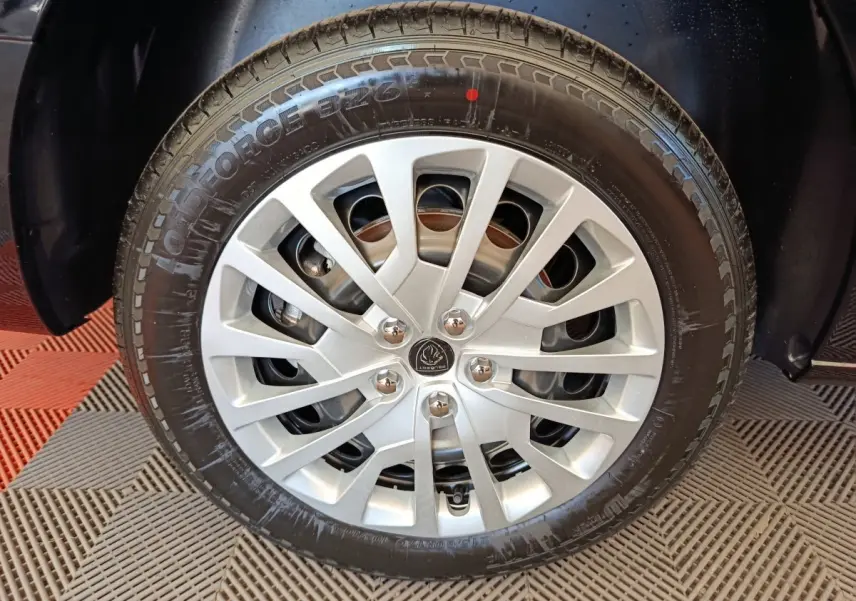 Gros plan sur la roue avant gauche du Peugeot Expert Fourgon XL noir, mettant en valeur la jante argentée et le pneu.