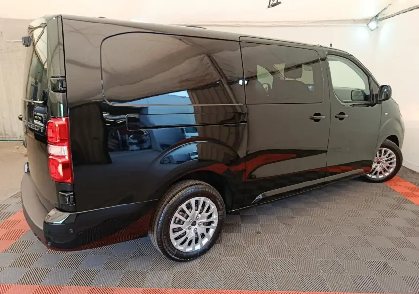 Vue 3/4 arrière droite du Peugeot Expert Fourgon XL noir, avec vitres latérales teintées et jantes alliage visibles.