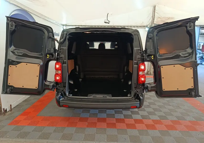 Vue arrière du Peugeot Expert Fourgon XL noir avec portes arrière ouvertes montrant l'espace de chargement vide.
