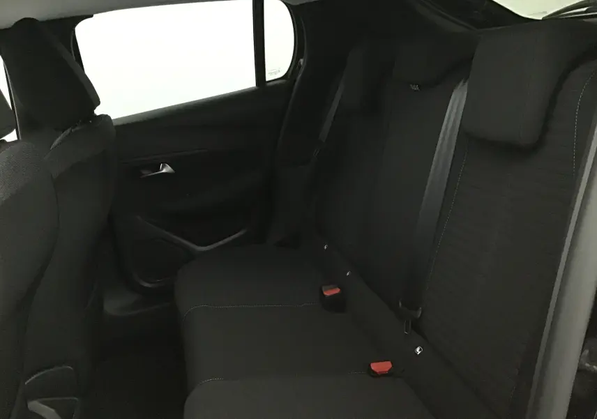 Vue intérieure du siège arrière côté gauche d'une Peugeot 208 noire avec ceintures et appuie-têtes visibles.