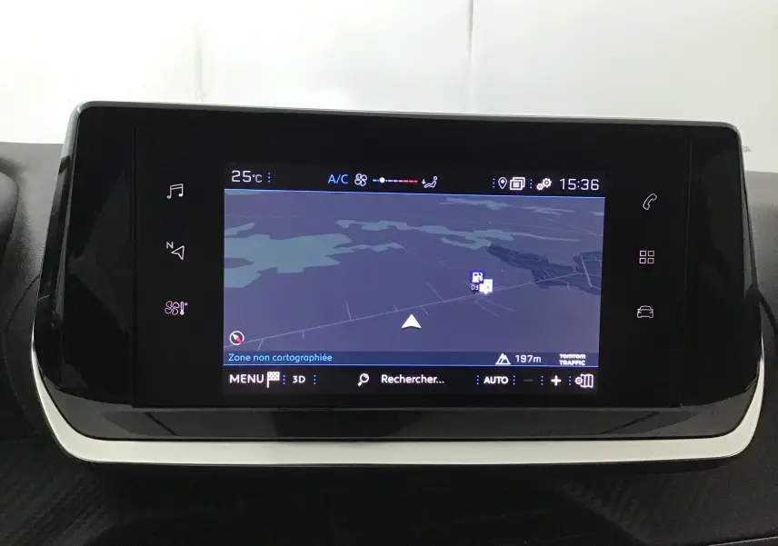 Écran tactile GPS du tableau de bord de la Peugeot 208 noire, affichant une carte avec température et heure.