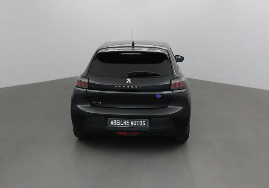 Vue arrière d'une Peugeot 208 noire 2022 avec vitres teintées et logo Peugeot bien visible sur le hayon.