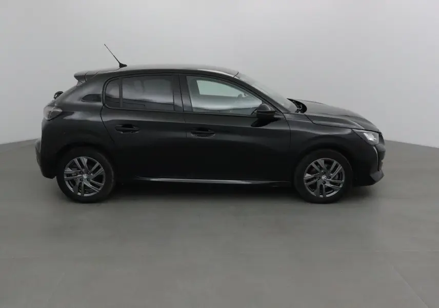 Profil côté droit d'une Peugeot 208 noire 2022, finition Style, avec jantes alliage et vitres teintées.