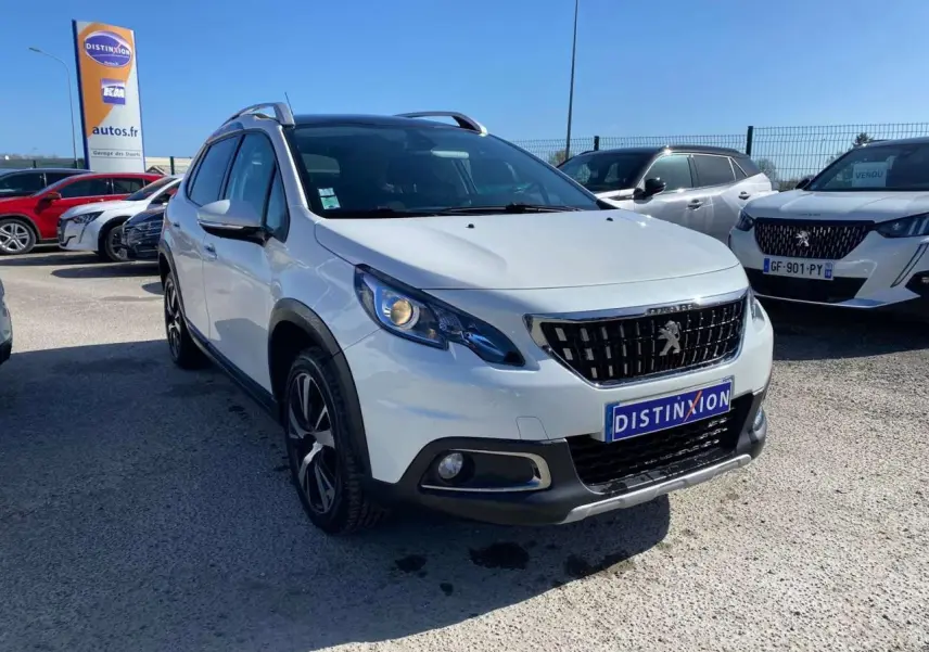 Peugeot 2008 2019 vue 3/4 avant en blanc Banquise avec jantes aluminium 17'' et toit panoramique visible
