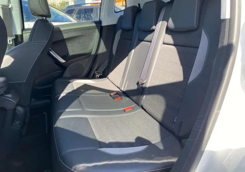 Vue latérale des sièges arrière en tissu noir et gris du Peugeot 2008 2019, porte arrière ouverte.