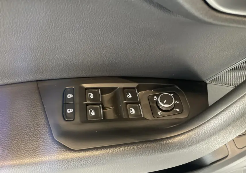 Panneau de commandes des vitres et rétroviseurs côté gauche intérieur d'un Volkswagen Touareg blanc 2019.