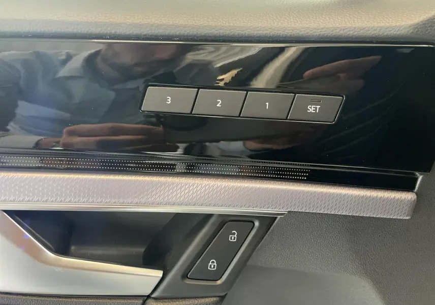 Boutons de mémoire de siège et verrouillage sur la portière intérieure noire du Volkswagen Touareg blanc 2019.