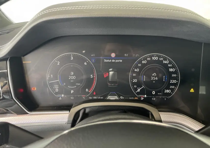 Tableau de bord numérique du Volkswagen Touareg 2019 affichant la vitesse, le régime moteur et l'alerte porte ouverte.