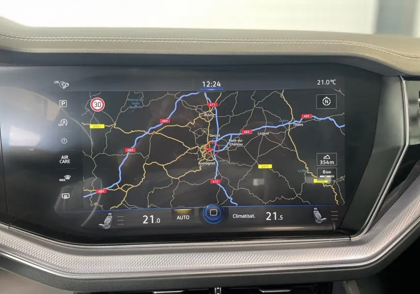 Écran tactile de navigation et climatisation du tableau de bord du Volkswagen Touareg blanc 2019 R-Line.