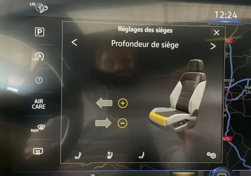 Écran tactile du tableau de bord du Volkswagen Touareg 2019 affichant les réglages de profondeur du siège conducteur en vue intérieure.