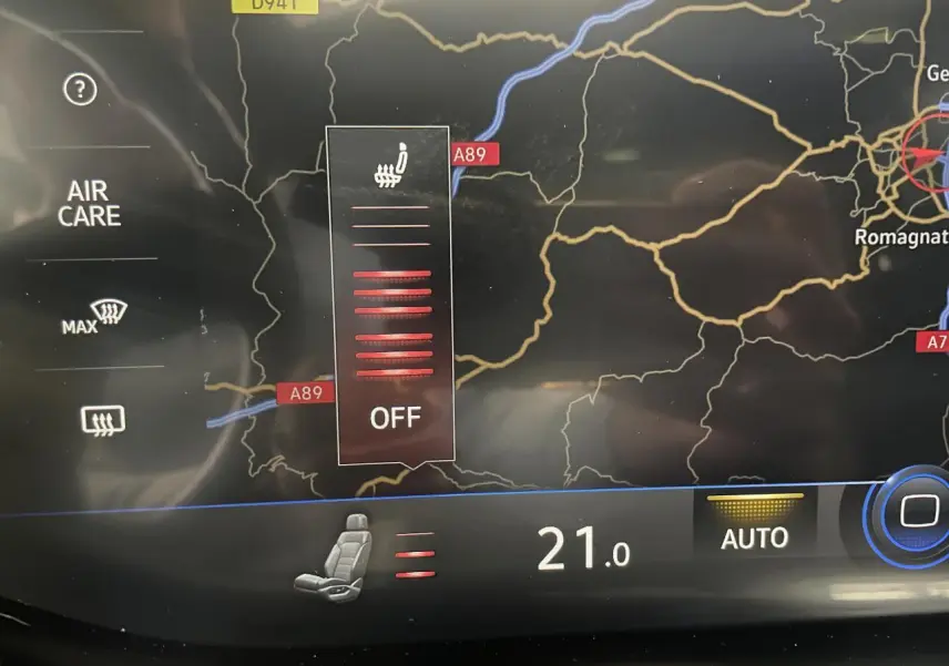 Affichage numérique intérieur du Volkswagen Touareg blanc, montrant la commande de siège chauffant et la carte de navigation.