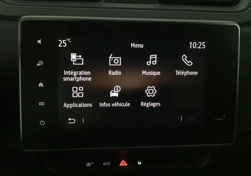 Écran tactile central du Renault Express Van 2023 affichant le menu principal avec options multimédia et réglages.