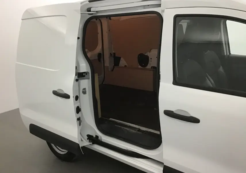 Vue latérale droite d'un Renault Express Van blanc 2023 avec porte coulissante ouverte dévoilant l'espace de chargement.